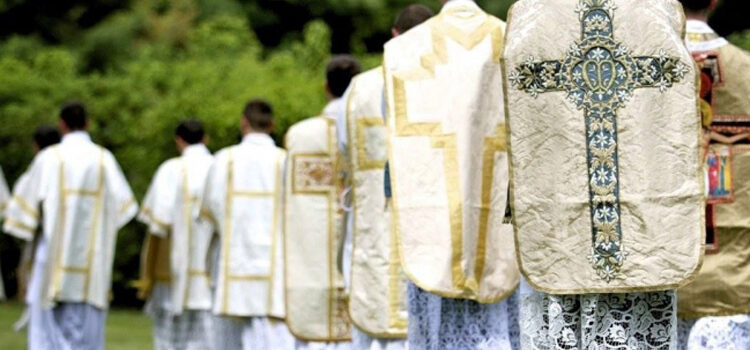 Qué es, qué función tiene, para qué existe el sacerdote.